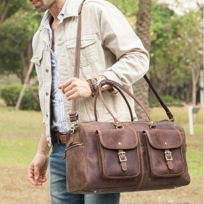 Braune Reisetasche Aus Leder Im Vintage-stil